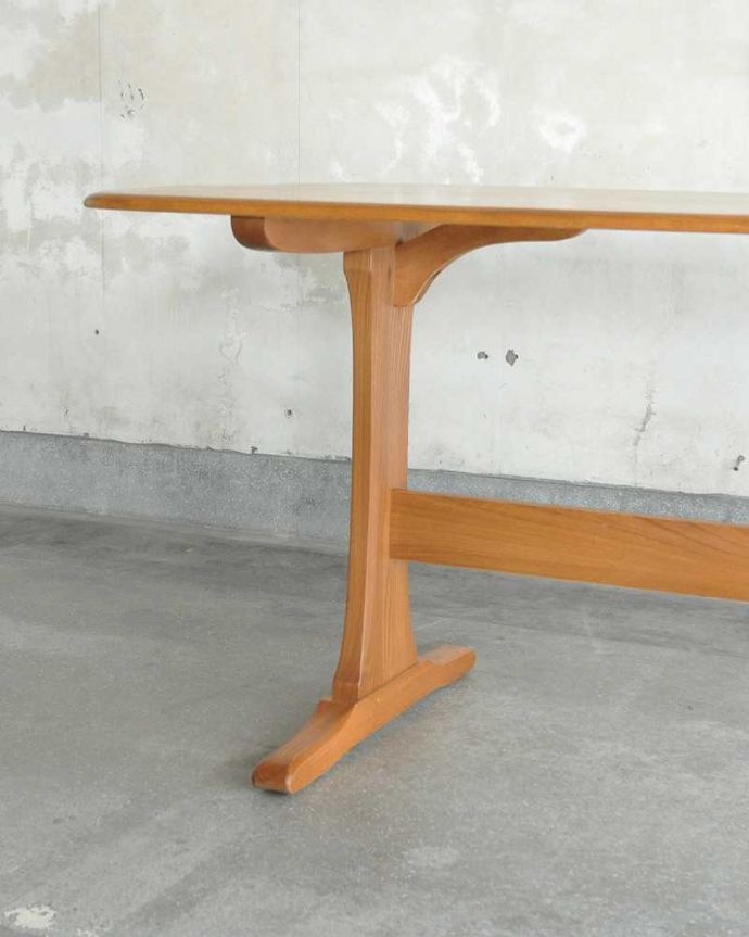 アーコールの家具 アンティーク家具 アーコールのカッコいいビンテージ家具、 ERCOLのダイニングテーブル。持ち上げなくても移動できます!Handleのアンティークは、脚の裏にフェルトキーパーをお付けしていますので、床を滑らせてれば女性1人でも移動が簡単です。(k-2009-f)