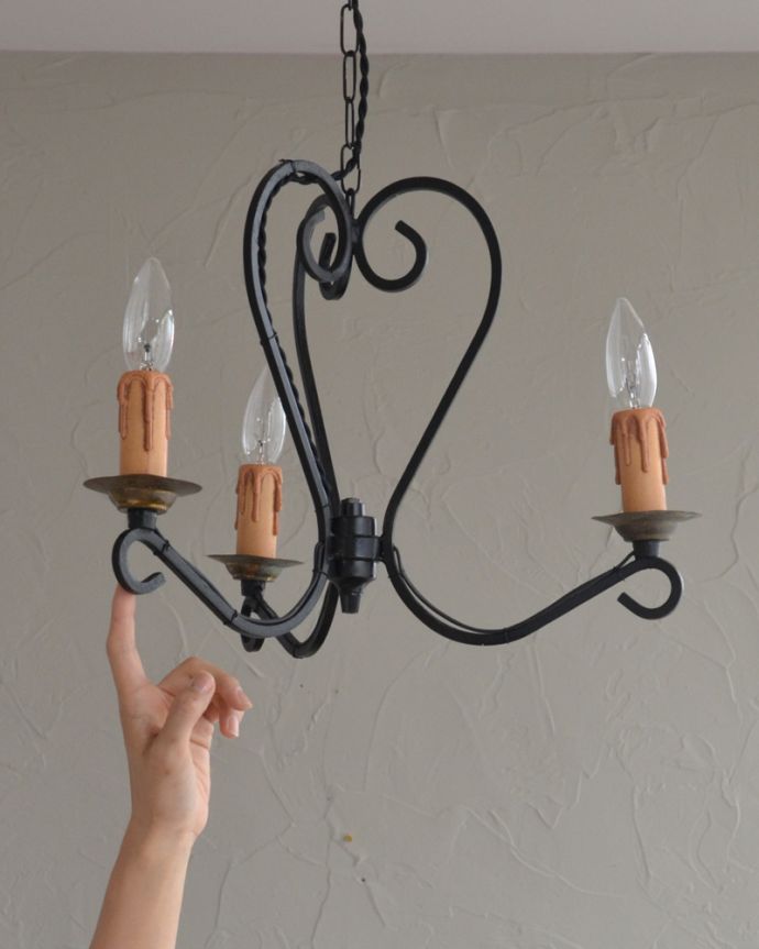 シャンデリア 照明・ライティング フランスから来たアンティーク照明、アイアンのシャンデリア(3灯)(E17シャンデリア球付)。アイアンの曲線が描くシャンデリアの美しさシャンデリアと言うとキラキラしたイメージですが、アイアンのシャンデリアはシンプルなものが多いので、気を使わずいろんな場所で使えるんです。(k-2009-z)