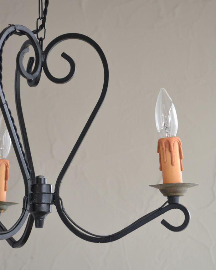 シャンデリア 照明・ライティング フランスから来たアンティーク照明、アイアンのシャンデリア(3灯)(E17シャンデリア球付)。日本仕様で修復しましたHandleのシャンデリアはアンティーク専門の職人が時間をかけて、口金も配線も日本仕様の新しいものに修理しているので、新しい日本の照明器具と変わりません。(k-2009-z)