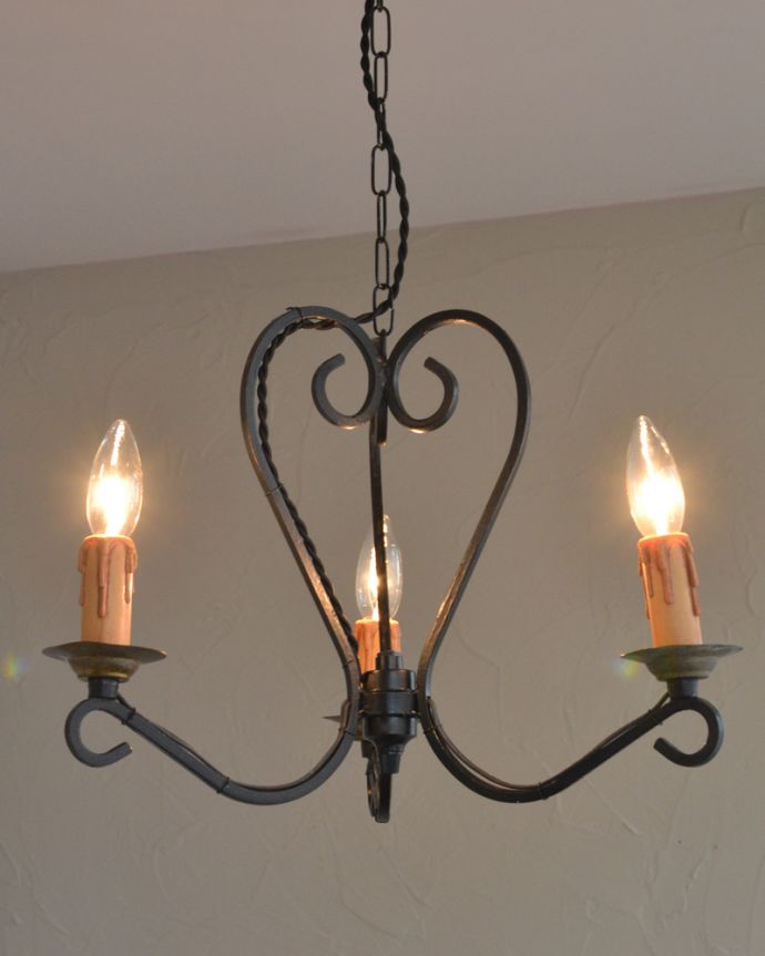 シャンデリア 照明・ライティング フランスから来たアンティーク照明、アイアンのシャンデリア(3灯)(E17シャンデリア球付)。夜が来るのが楽しみになる灯りシャンデリアがあるだけでなんだか暗くなる時間が楽しみになっちゃうんです。(k-2009-z)