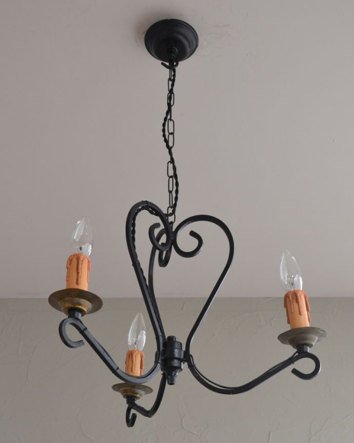 シャンデリア 照明・ライティング フランスから来たアンティーク照明、アイアンのシャンデリア(3灯)(E17シャンデリア球付)。しっかり選んできましたアンティークなので、写真に映らない欠けやキズがありますが、キレイなものを選んできました。(k-2009-z)