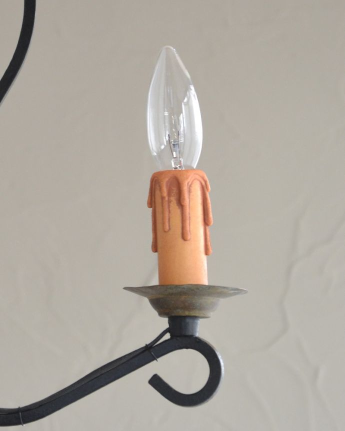 シャンデリア 照明・ライティング フランスから来たアンティーク照明、アイアンのシャンデリア(3灯)(E17シャンデリア球付)。LEDも使えます口金は100Wまで対応可能ですが、蝋管付きなので白熱球は40W以下がオススメです。(k-2009-z)