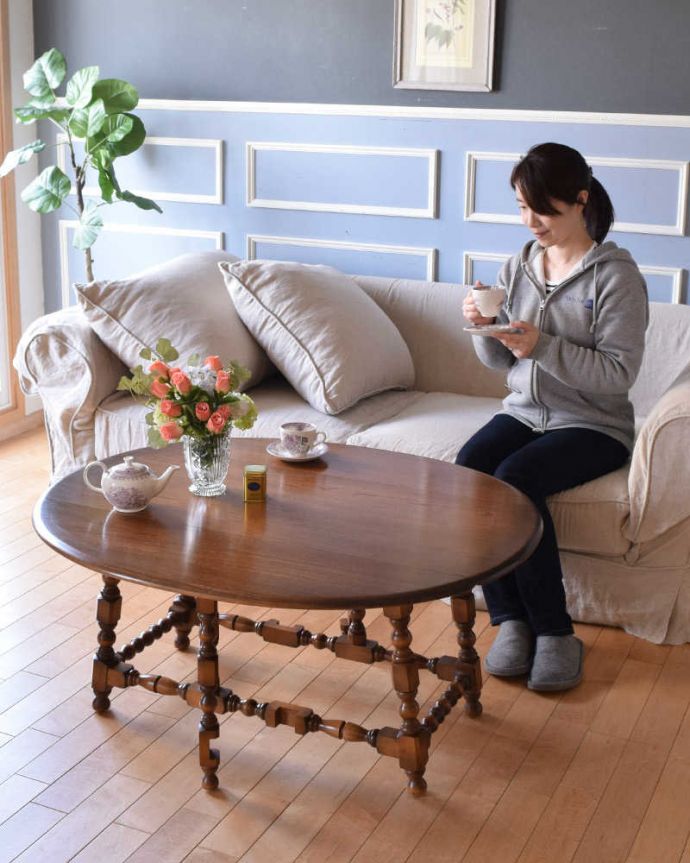 アーコールの家具　アンティーク家具　どこから見ても脚の装飾が美しいアンティーク家具、アーコールのコーヒーテーブル 。使い方に合わせて3通りで使えるアンティークの定番アンティーク家具の定番テーブルと言えばゲートレッグテーブル。(k-2010-f)