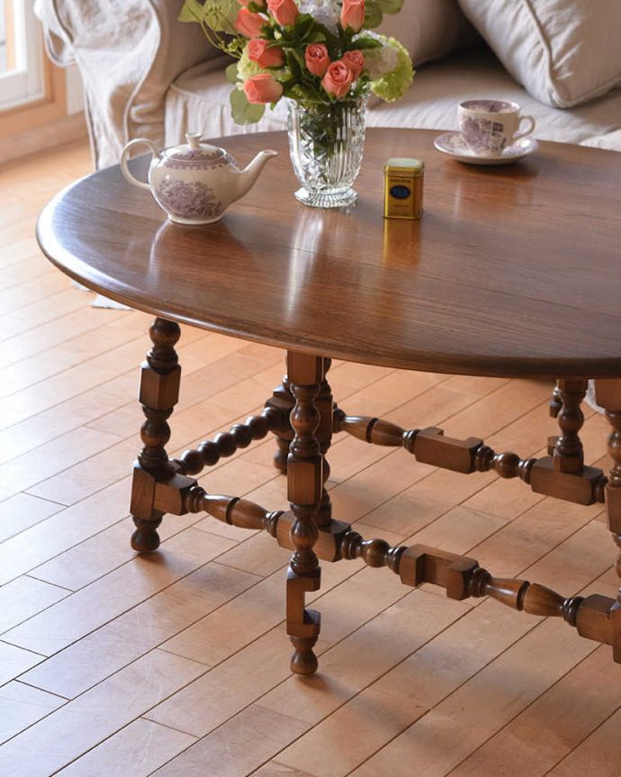 アーコールの家具　アンティーク家具　どこから見ても脚の装飾が美しいアンティーク家具、アーコールのコーヒーテーブル 。自慢はやっぱりゲート（門）のような脚まるでゲート（門）が開くような脚の形から名前が付けられたゲートレッグテーブル。(k-2010-f)