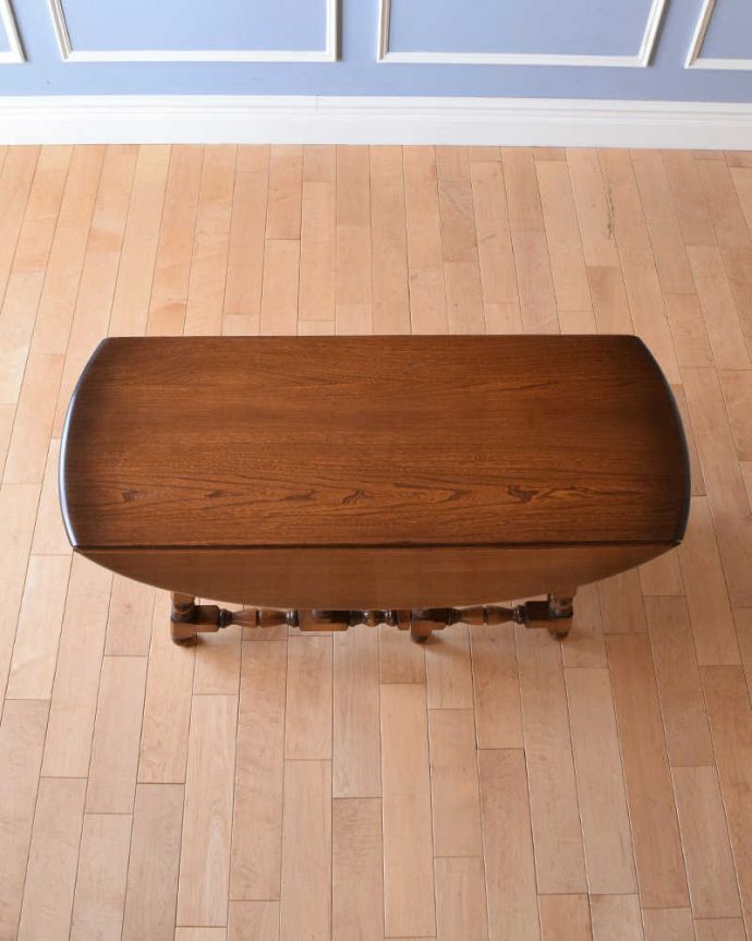 アーコールの家具　アンティーク家具　どこから見ても脚の装飾が美しいアンティーク家具、アーコールのコーヒーテーブル 。畳むとこんなにスリムなサイズリーフを閉じた状態のテーブルを上から見るとこんな感じ。(k-2010-f)