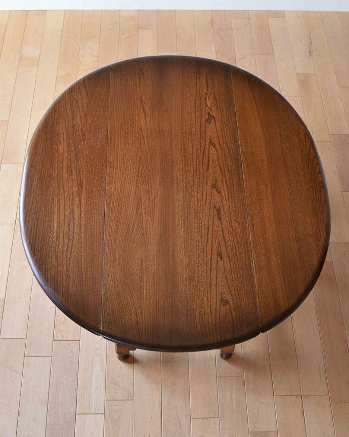 アーコールの家具　アンティーク家具　どこから見ても脚の装飾が美しいアンティーク家具、アーコールのコーヒーテーブル 。天板の修復には自信があります。(k-2010-f)