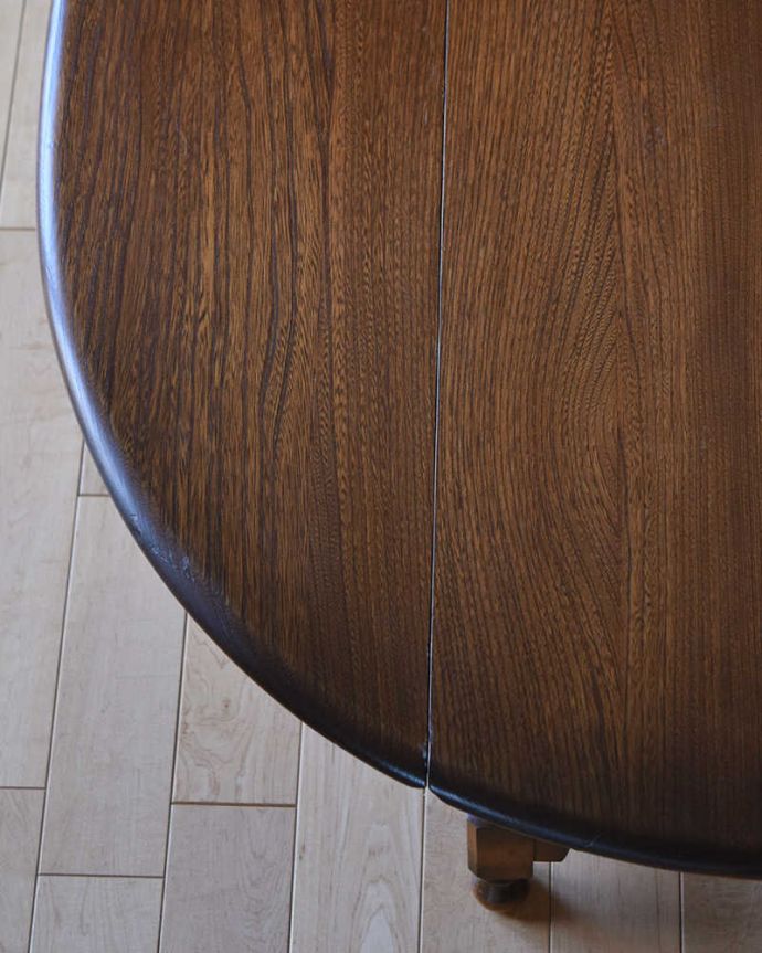 アーコールの家具　アンティーク家具　どこから見ても脚の装飾が美しいアンティーク家具、アーコールのコーヒーテーブル 。近づいて見てみると･･･手間暇を掛けてアンティーク家具専門の職人が丁寧に修復した天板は、木目も美しいんです。(k-2010-f)