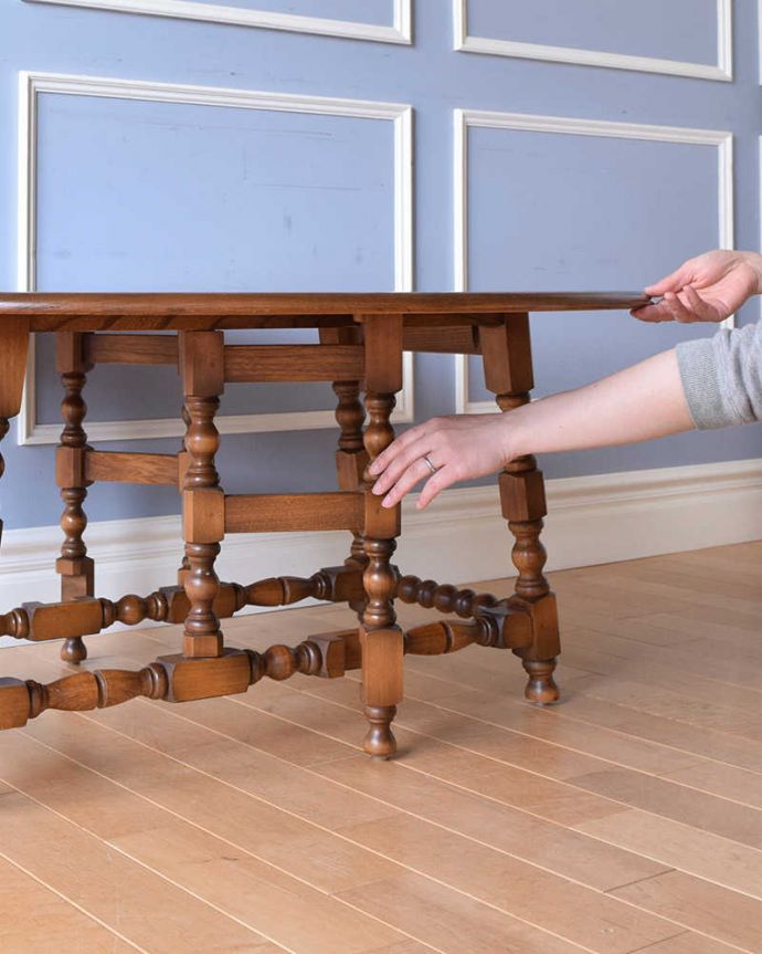 アーコールの家具　アンティーク家具　どこから見ても脚の装飾が美しいアンティーク家具、アーコールのコーヒーテーブル 。脚を引き出すだけであっという間ゲートのような形をした脚のテーブル。(k-2010-f)