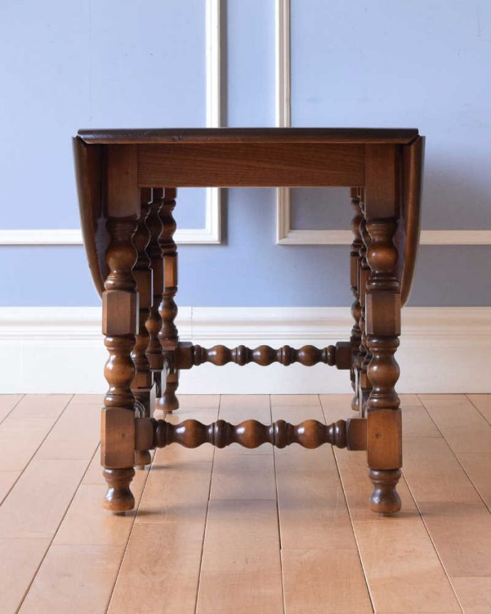 アーコールの家具　アンティーク家具　どこから見ても脚の装飾が美しいアンティーク家具、アーコールのコーヒーテーブル 。横から見てみると･･･テーブルを横から見るとこんな感じ。(k-2010-f)