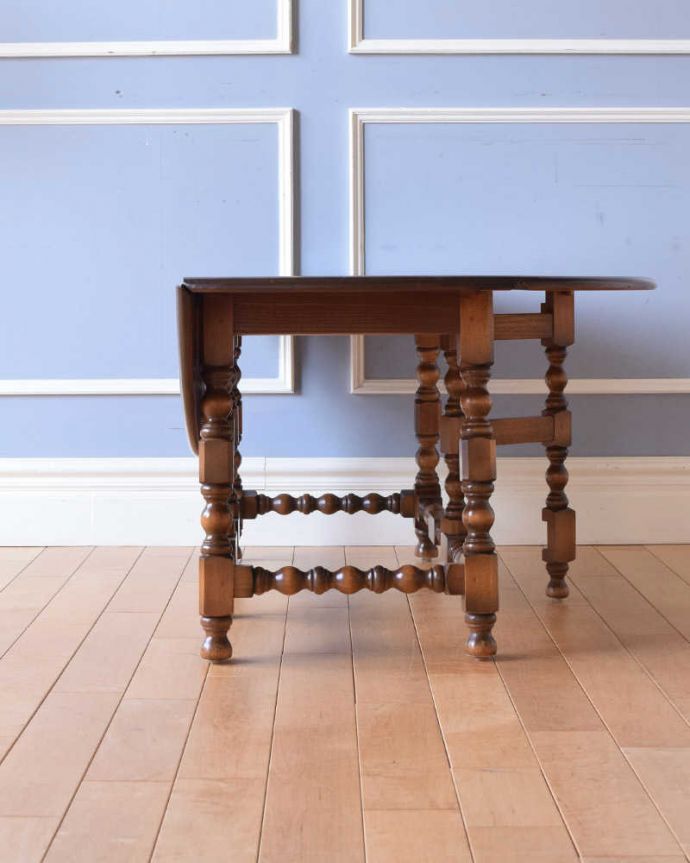 アーコールの家具　アンティーク家具　どこから見ても脚の装飾が美しいアンティーク家具、アーコールのコーヒーテーブル 。片方開くと････片方のリーフを開くとこんな感じ。(k-2010-f)