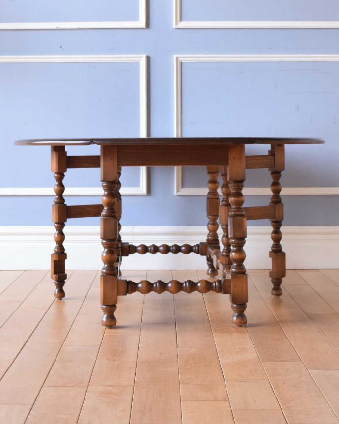 アーコールの家具　アンティーク家具　どこから見ても脚の装飾が美しいアンティーク家具、アーコールのコーヒーテーブル 。両方開けば大きなサイズゲートレッグテーブルはゲートが開くように作られた脚のデザインも印象的。(k-2010-f)