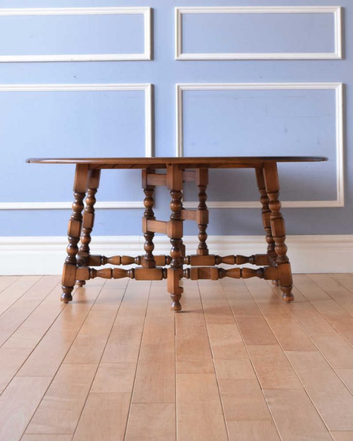 アーコールの家具　アンティーク家具　どこから見ても脚の装飾が美しいアンティーク家具、アーコールのコーヒーテーブル 。クルッと回転。(k-2010-f)