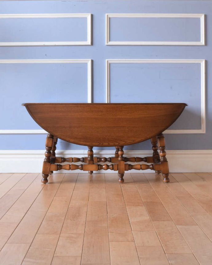 アーコールの家具　アンティーク家具　どこから見ても脚の装飾が美しいアンティーク家具、アーコールのコーヒーテーブル 。天板を閉じると…閉じて壁に付ければなんだか違う家具に見えちゃうんです。(k-2010-f)