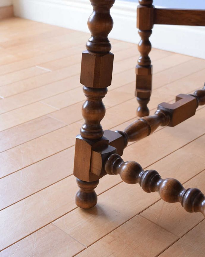 アーコールの家具　アンティーク家具　どこから見ても脚の装飾が美しいアンティーク家具、アーコールのコーヒーテーブル 。持ち上げなくても移動できます！Handleのアンティークは、脚の裏にフェルトキーパーをお付けしていますので、持ち上げなくても床を滑らせれば女性でも簡単に移動させることが出来ます。(k-2010-f)