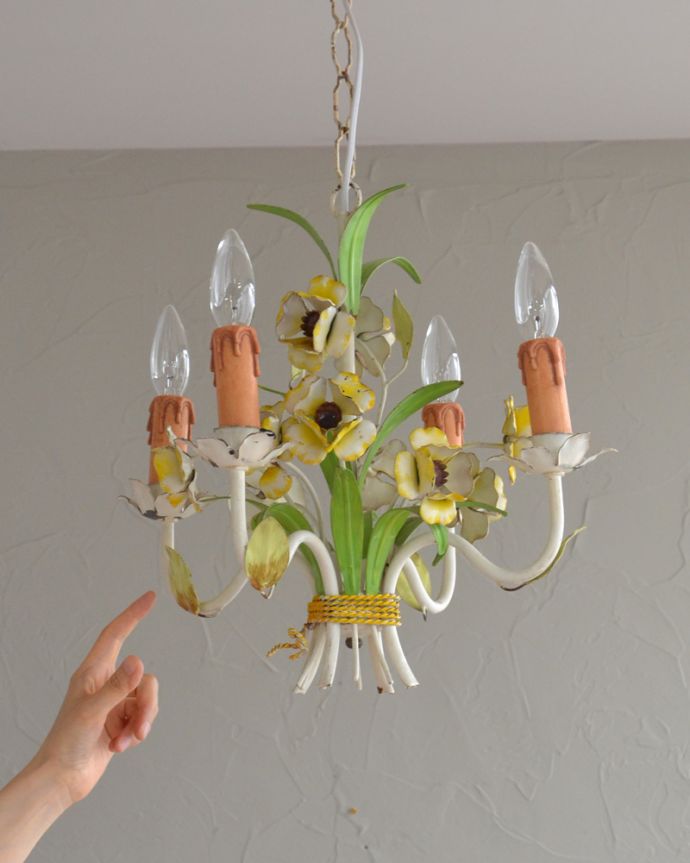 シャンデリア 照明・ライティング 花束みたいに可愛いアンティーク シャンデリア(4灯)(E17シャンデリア球付)。アイアンの曲線が描くシャンデリアの美しさお花のモチーフがめずらしいシャンデリア。(k-2010-z)