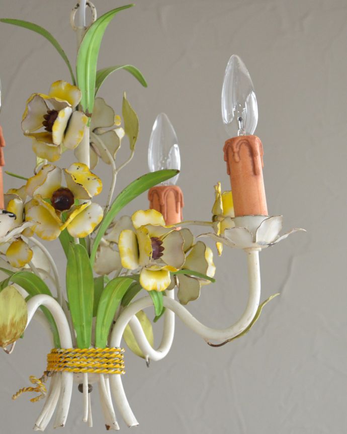 シャンデリア 照明・ライティング 花束みたいに可愛いアンティーク シャンデリア(4灯)(E17シャンデリア球付)。日本仕様で修復しましたHandleのシャンデリアはアンティーク専門の職人が時間をかけて、口金も配線も日本仕様の新しいものに修理しているので、新しい日本の照明器具と変わりません。(k-2010-z)