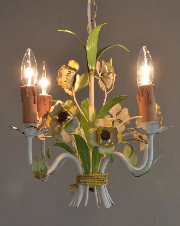 シャンデリア 照明・ライティング 花束みたいに可愛いアンティーク シャンデリア(4灯)(E17シャンデリア球付)。夜が来るのが楽しみになる灯りシャンデリアがあるだけでなんだか暗くなる時間が楽しみになっちゃうんです。(k-2010-z)