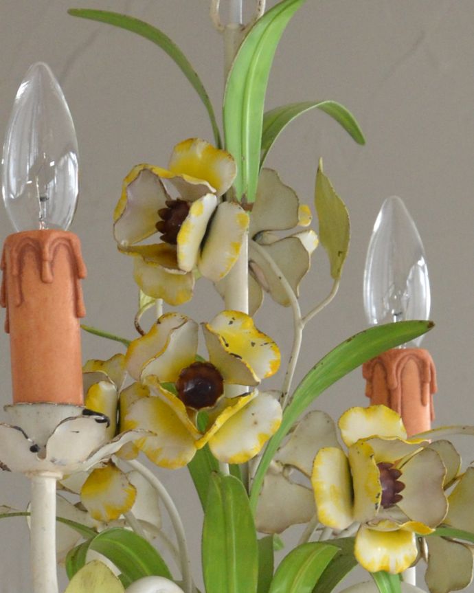 シャンデリア 照明・ライティング 花束みたいに可愛いアンティーク シャンデリア(4灯)(E17シャンデリア球付)。アンティークらしいデザイン花束をモチーフにた華やかなデザインはアンティークらしいなと感じてしまいます。(k-2010-z)