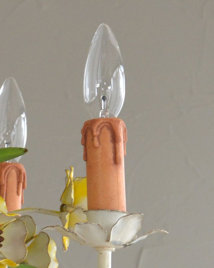 シャンデリア 照明・ライティング 花束みたいに可愛いアンティーク シャンデリア(4灯)(E17シャンデリア球付)。LEDも使えます口金は100Wまで対応可能ですが、蝋管付きなので白熱球は40W以下がオススメです。(k-2010-z)