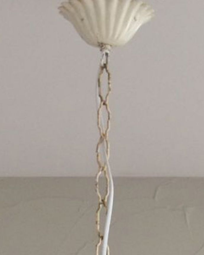 シャンデリア 照明・ライティング 花束みたいに可愛いアンティーク シャンデリア(4灯)(E17シャンデリア球付)。取り付け部分はこんな感じです天井に取り付ける部分には、こんなカバーが付いています。(k-2010-z)