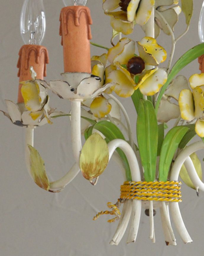 シャンデリア 照明・ライティング 花束みたいに可愛いアンティーク シャンデリア(4灯)(E17シャンデリア球付)。しっかり選んできましたアンティークは新品ではないので、写真に映らない多少の欠けやキズがありますが、キレイなものだけを選んできました。(k-2010-z)