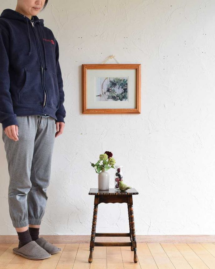 アンティークのテーブル アンティーク家具 英国スタイルのアンティーク家具、小さくて使いやすいアンティークのコーヒーテーブル。どんな場所にも似合う英国らしいコーヒーテーブル実用的に使える英国らしいアンティークのコーヒーテーブル。(k-2011-f)