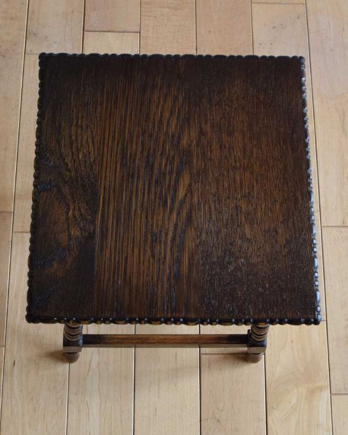 アンティークのテーブル アンティーク家具 英国スタイルのアンティーク家具、小さくて使いやすいアンティークのコーヒーテーブル。天板を上から見ると・・・コーヒーテーブルの天板は毎日使う場所だから、しっかり修復しました。(k-2011-f)