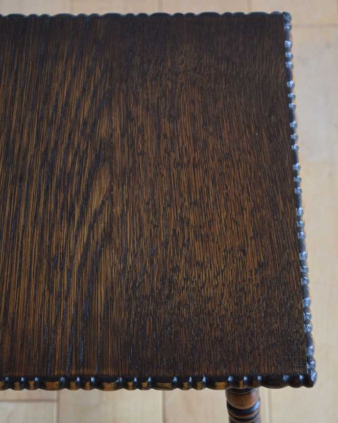 アンティークのテーブル アンティーク家具 英国スタイルのアンティーク家具、小さくて使いやすいアンティークのコーヒーテーブル。近づいて見てみると・・・アンティークはもちろん新品ではないので小さなキズや汚れはありますが、キレイにお直ししたので満足して頂ける自信があります!。(k-2011-f)