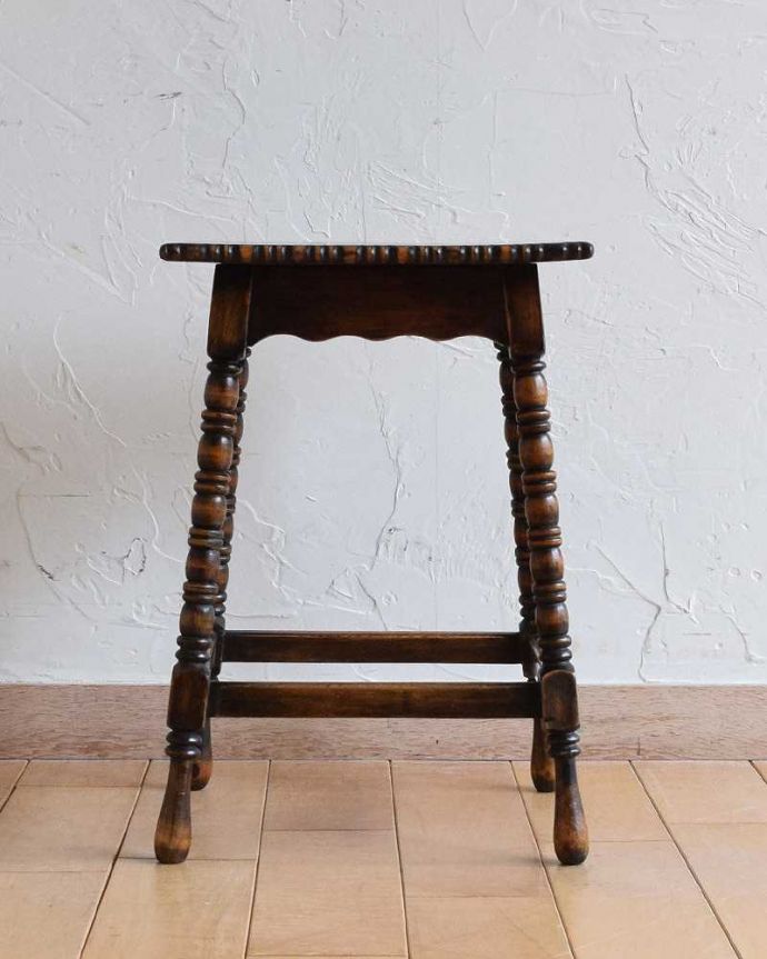 アンティークのテーブル アンティーク家具 英国スタイルのアンティーク家具、小さくて使いやすいアンティークのコーヒーテーブル。横から見た姿もステキ横から見るとこんな感じです。(k-2011-f)