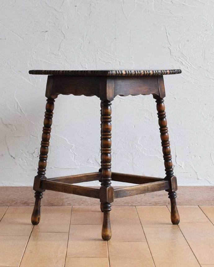 アンティークのテーブル アンティーク家具 英国スタイルのアンティーク家具、小さくて使いやすいアンティークのコーヒーテーブル。クルッと回転。(k-2011-f)