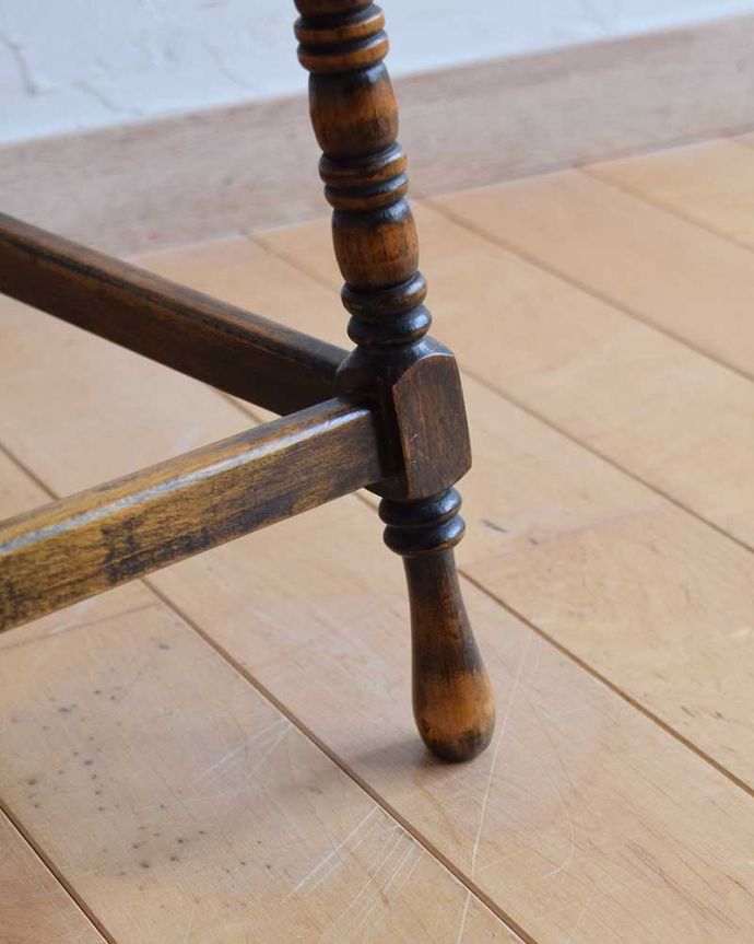 アンティークのテーブル アンティーク家具 英国スタイルのアンティーク家具、小さくて使いやすいアンティークのコーヒーテーブル。持ち上げなくても移動できます!Handleのアンティークは、脚の裏にフェルトキーパーをお付けしていますので、床を滑らせて簡単に移動する事が出来ます。(k-2011-f)