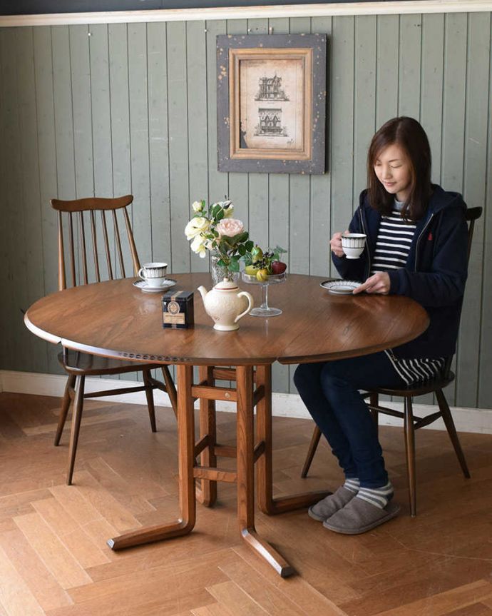 アンティークのテーブル アンティーク家具 色々な使い方ができる伸張式テーブル、バタフライ式の丸いヴィンテージダイニングテーブル。使い方に合わせて3通りで使えるアンティークの定番アンティーク家具の定番テーブルと言えばバタフライテーブル。(k-2012-f)