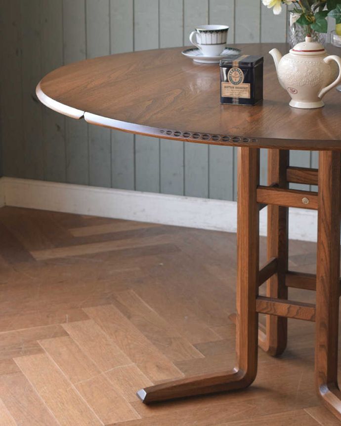 アンティークのテーブル アンティーク家具 色々な使い方ができる伸張式テーブル、バタフライ式の丸いヴィンテージダイニングテーブル。あっと言う間に大きくなったり小さくなったりバタフライ(蝶々)が羽を開いたり閉じたりするように、簡単にサイズを変えることが出来ます。(k-2012-f)