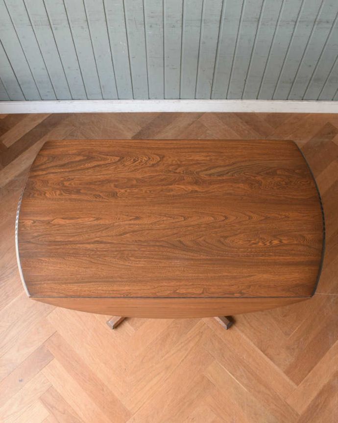 アンティークのテーブル アンティーク家具 色々な使い方ができる伸張式テーブル、バタフライ式の丸いヴィンテージダイニングテーブル。畳むとこんなにスリムなサイズリーフを閉じた状態のテーブルを上から見るとこんな感じ。(k-2012-f)