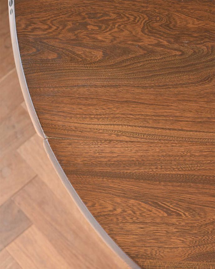 アンティークのテーブル アンティーク家具 色々な使い方ができる伸張式テーブル、バタフライ式の丸いヴィンテージダイニングテーブル。近づいて見てみると・・・時間と手間暇を掛けて職人が丁寧にお直しした天板は、木目も美しいんです。(k-2012-f)