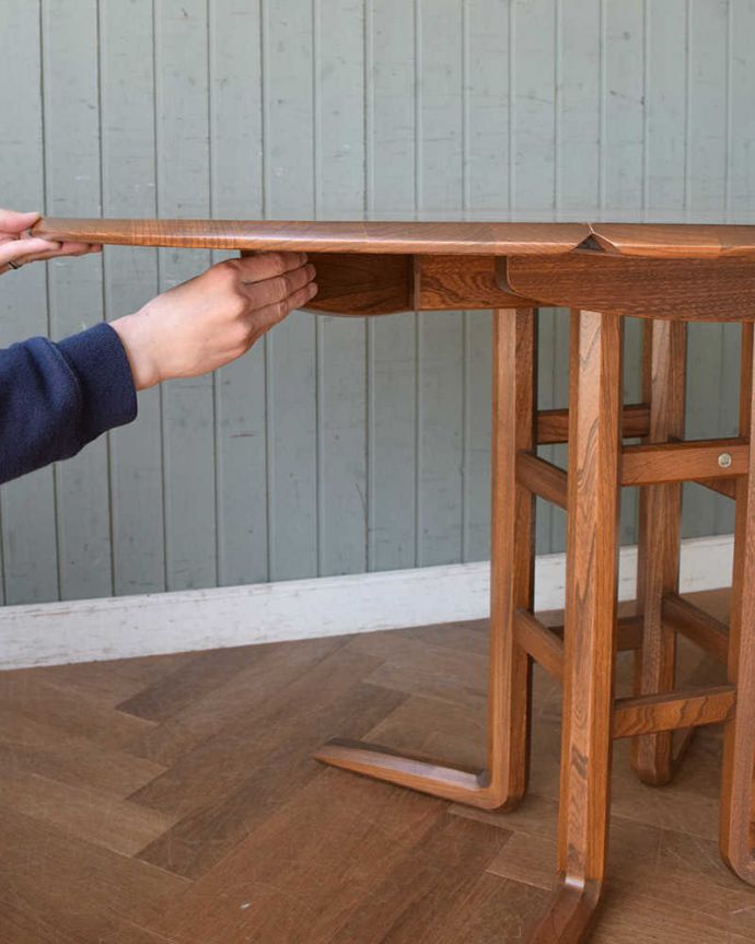 アンティークのテーブル アンティーク家具 色々な使い方ができる伸張式テーブル、バタフライ式の丸いヴィンテージダイニングテーブル。カンタンあっという間天板を持ち上げて下から支えを引っ張り出すだけで簡単にサイズ変更出来ます。(k-2012-f)