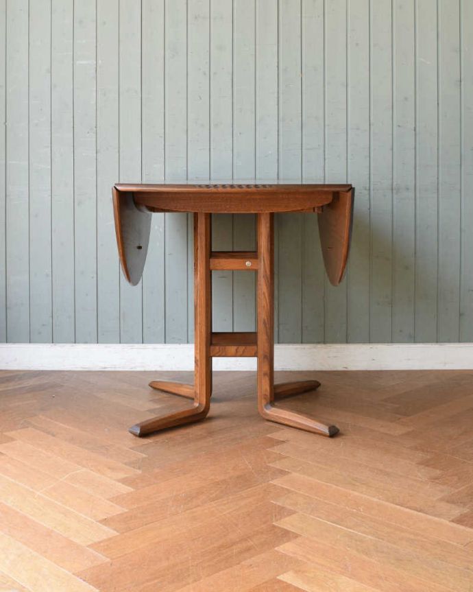 アンティークのテーブル アンティーク家具 色々な使い方ができる伸張式テーブル、バタフライ式の丸いヴィンテージダイニングテーブル。意外にコンパクト昔、使わないとき壁にピタッと付けて収納出来るように作られたテーブル。(k-2012-f)