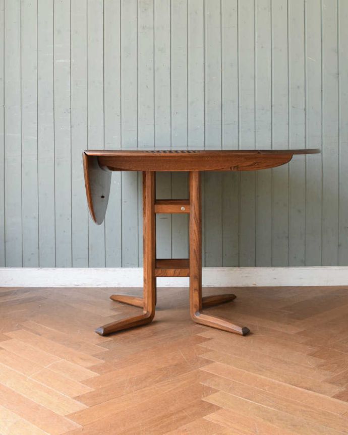 アンティークのテーブル アンティーク家具 色々な使い方ができる伸張式テーブル、バタフライ式の丸いヴィンテージダイニングテーブル。片方開くと・・・・片方のリーフを開くとこんな感じ。(k-2012-f)