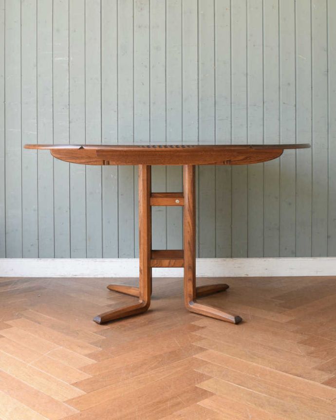 アンティークのテーブル アンティーク家具 色々な使い方ができる伸張式テーブル、バタフライ式の丸いヴィンテージダイニングテーブル。両方開けば大きなサイズゲートレッグテーブルはゲートが開くように作られた脚のデザインも印象的。(k-2012-f)