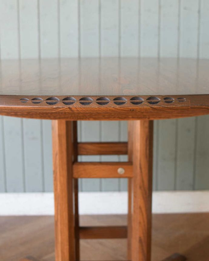 アンティークのテーブル アンティーク家具 色々な使い方ができる伸張式テーブル、バタフライ式の丸いヴィンテージダイニングテーブル。いろんな場所にこだわり彫のデザインもいろいろです。(k-2012-f)