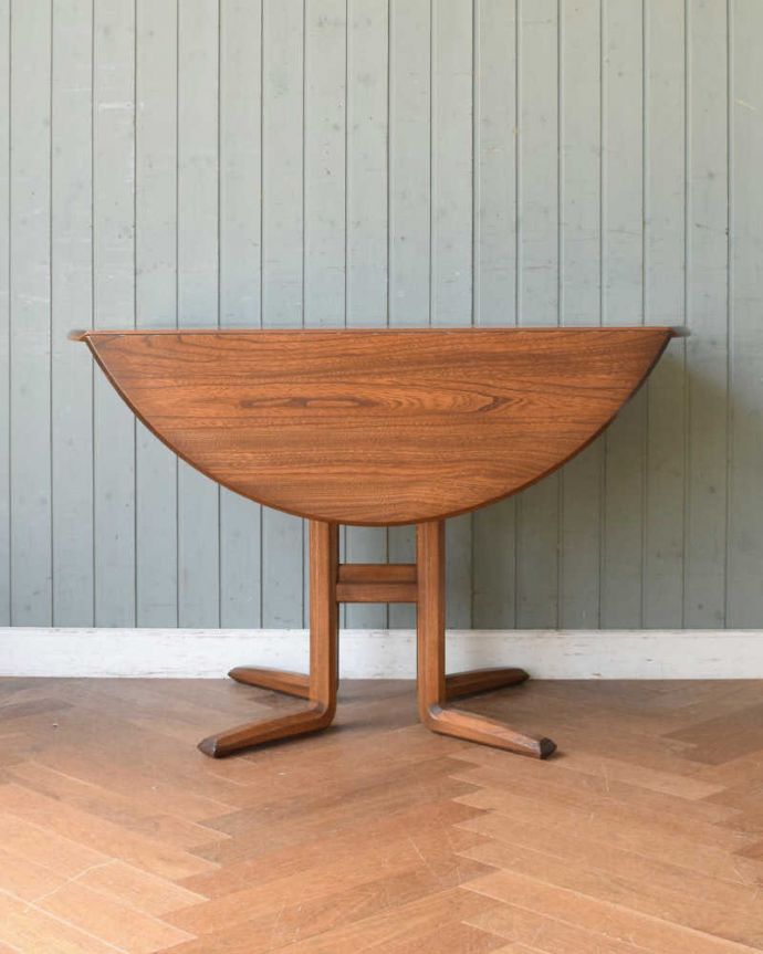 アンティークのテーブル アンティーク家具 色々な使い方ができる伸張式テーブル、バタフライ式の丸いヴィンテージダイニングテーブル。クルッと回転。(k-2012-f)