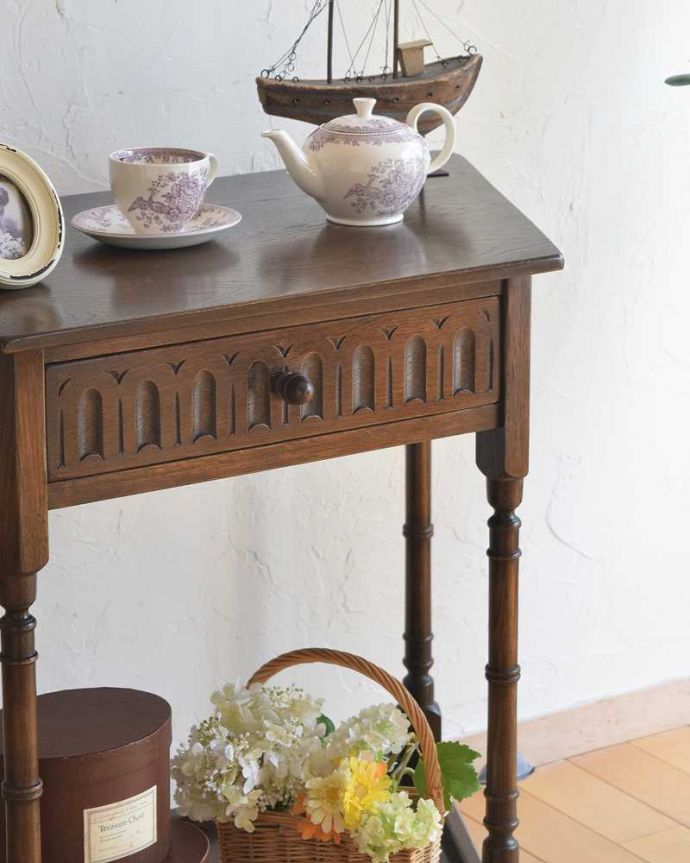 アンティークのテーブル　アンティーク家具　引き出しが付いた英国のアンティーク家具、コンソールテーブル（オーク材）。アンティークらしい華やかなデザイン優雅なデザインのアンティーク家具は、壁の前に置くだけで、お部屋の中がグンッと格上げされます。(k-2013-f)
