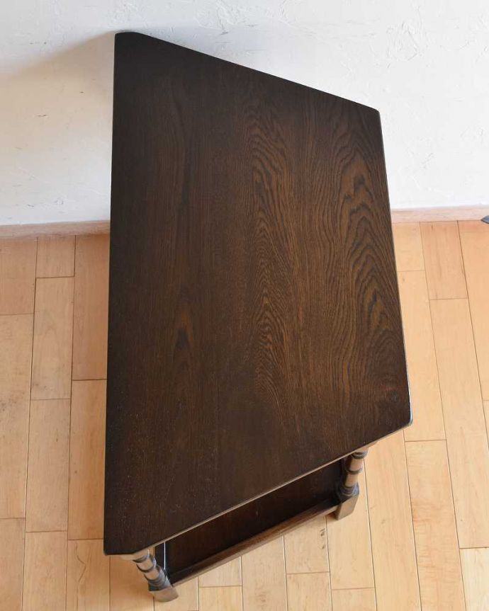 アンティークのテーブル　アンティーク家具　引き出しが付いた英国のアンティーク家具、コンソールテーブル（オーク材）。天板はテーブル代わりに使えます上から天板を見ると、こんな感じでキレイに仕上げました。(k-2013-f)