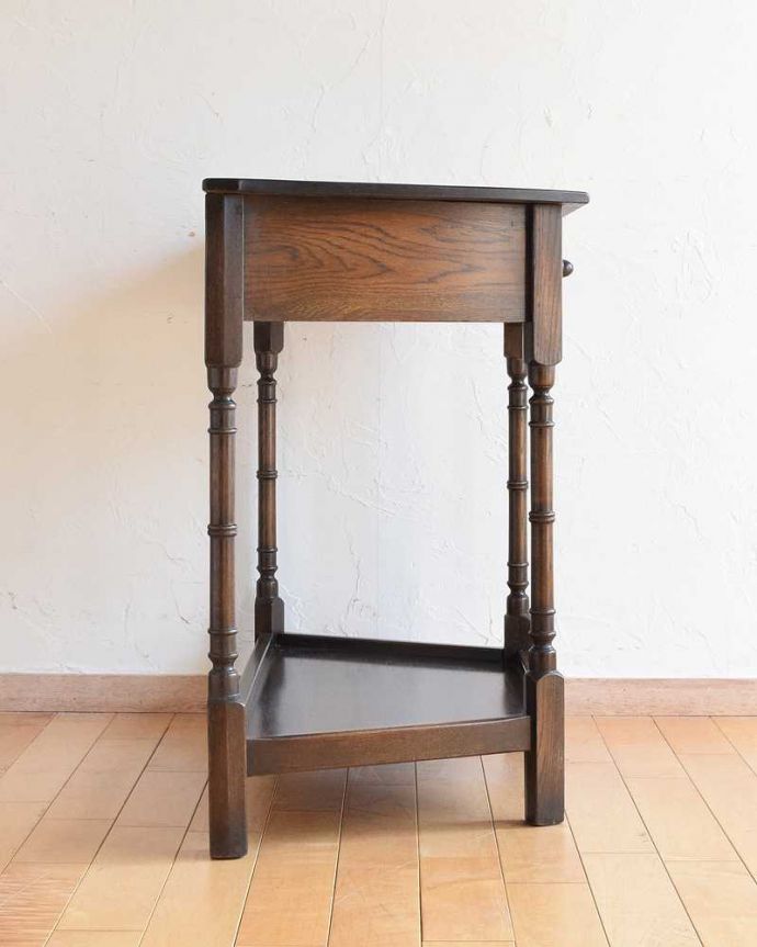 アンティークのテーブル　アンティーク家具　引き出しが付いた英国のアンティーク家具、コンソールテーブル（オーク材）。横から見ても素敵ですもちろん横から見られることも考えて、しっかり修復してあります。(k-2013-f)