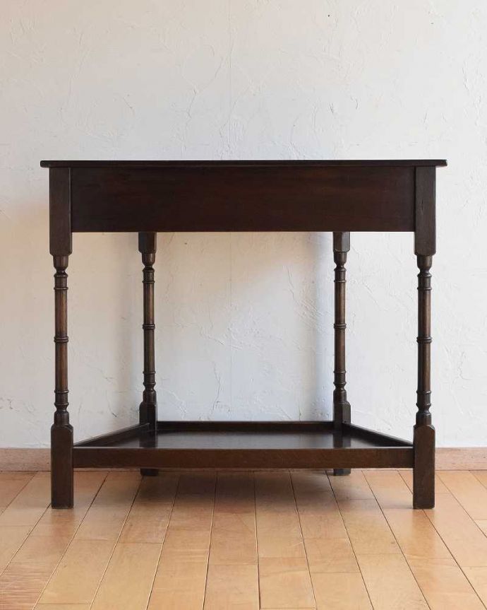 アンティークのテーブル　アンティーク家具　引き出しが付いた英国のアンティーク家具、コンソールテーブル（オーク材）。しっかり修復しましたアンティークは新品ではないので、もちろん経年変化によるキズはありますが、Handleでは専門の職人がしっかり修復したものだけをお送りしているので後ろ姿もキレイです。(k-2013-f)