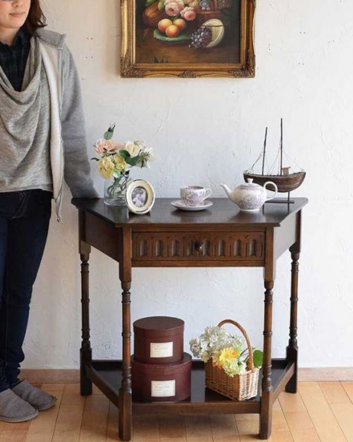 アンティークのテーブル　アンティーク家具　引き出しが付いた英国のアンティーク家具、コンソールテーブル（オーク材）。壁からお部屋を彩ってくれるアンティーク家具天板も引き出しもどっちも主役のサイドチェストテーブル。(k-2013-f)