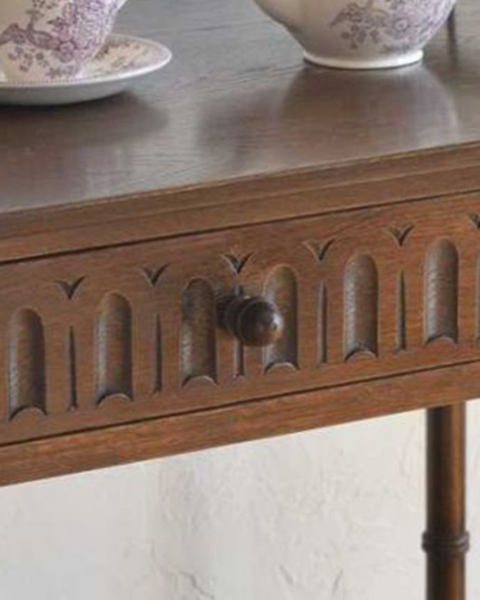 アンティークのテーブル　アンティーク家具　引き出しが付いた英国のアンティーク家具、コンソールテーブル（オーク材）。コロンとしたかわいい取っ手アンティークらしい素朴なデザイン。(k-2013-f)