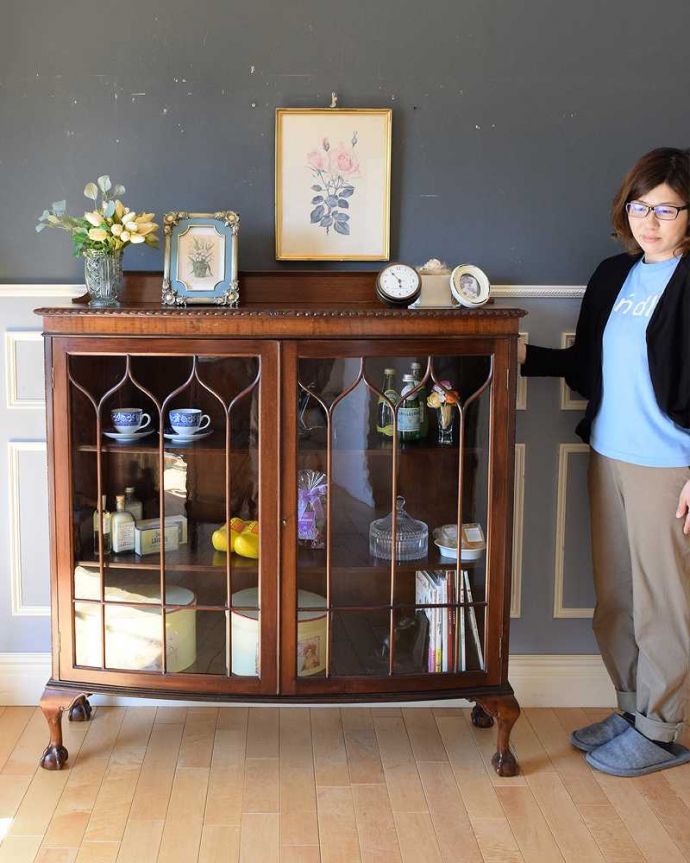 アンティークのキャビネット アンティーク家具 クロウ&ボールの脚がエレガント、ゴシックデザインの英国アンティークキャビネット。英国らしい堂々とした風格のあるガラスキャビネット重厚感ある佇まいで、落ち着いた雰囲気を演出してくれる英国のキャビネット。(k-2014-f)