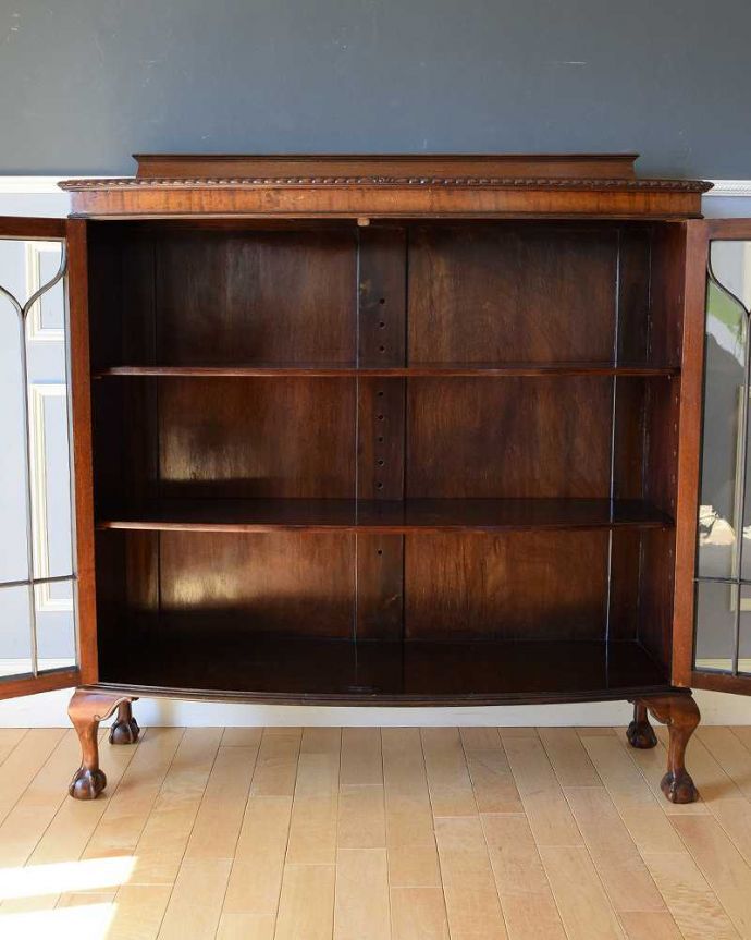 アンティークのキャビネット アンティーク家具 クロウ&ボールの脚がエレガント、ゴシックデザインの英国アンティークキャビネット。扉を開けると・・・重い本がたっぷり収納できるように頑丈に作られています。(k-2014-f)