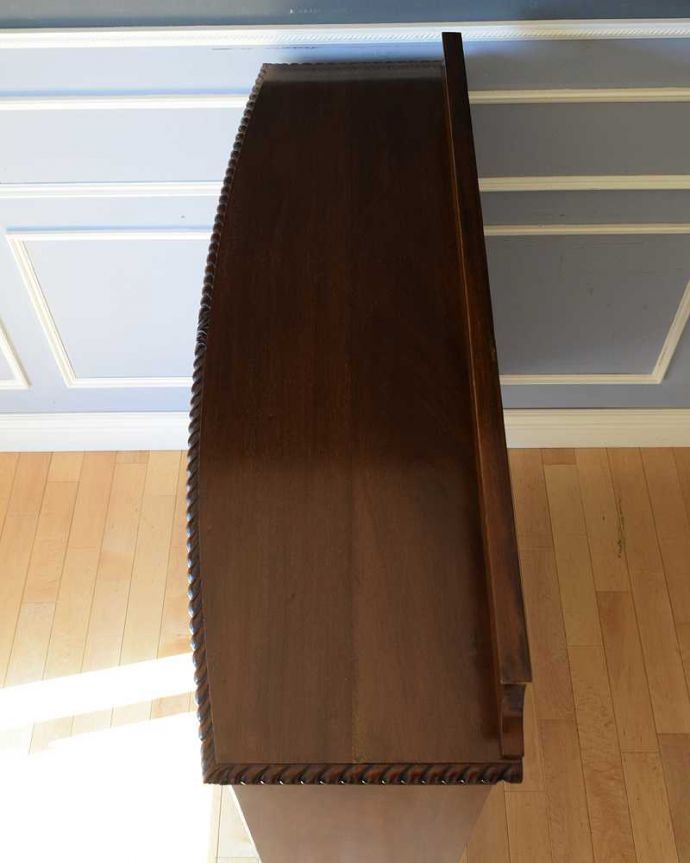 アンティークのキャビネット アンティーク家具 クロウ&ボールの脚がエレガント、ゴシックデザインの英国アンティークキャビネット。上から見てみると…家具の形はこんな感じです。(k-2014-f)